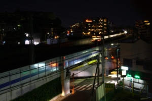 Blick vom Balkon auf die Einfahrt der Hiyoshi Station